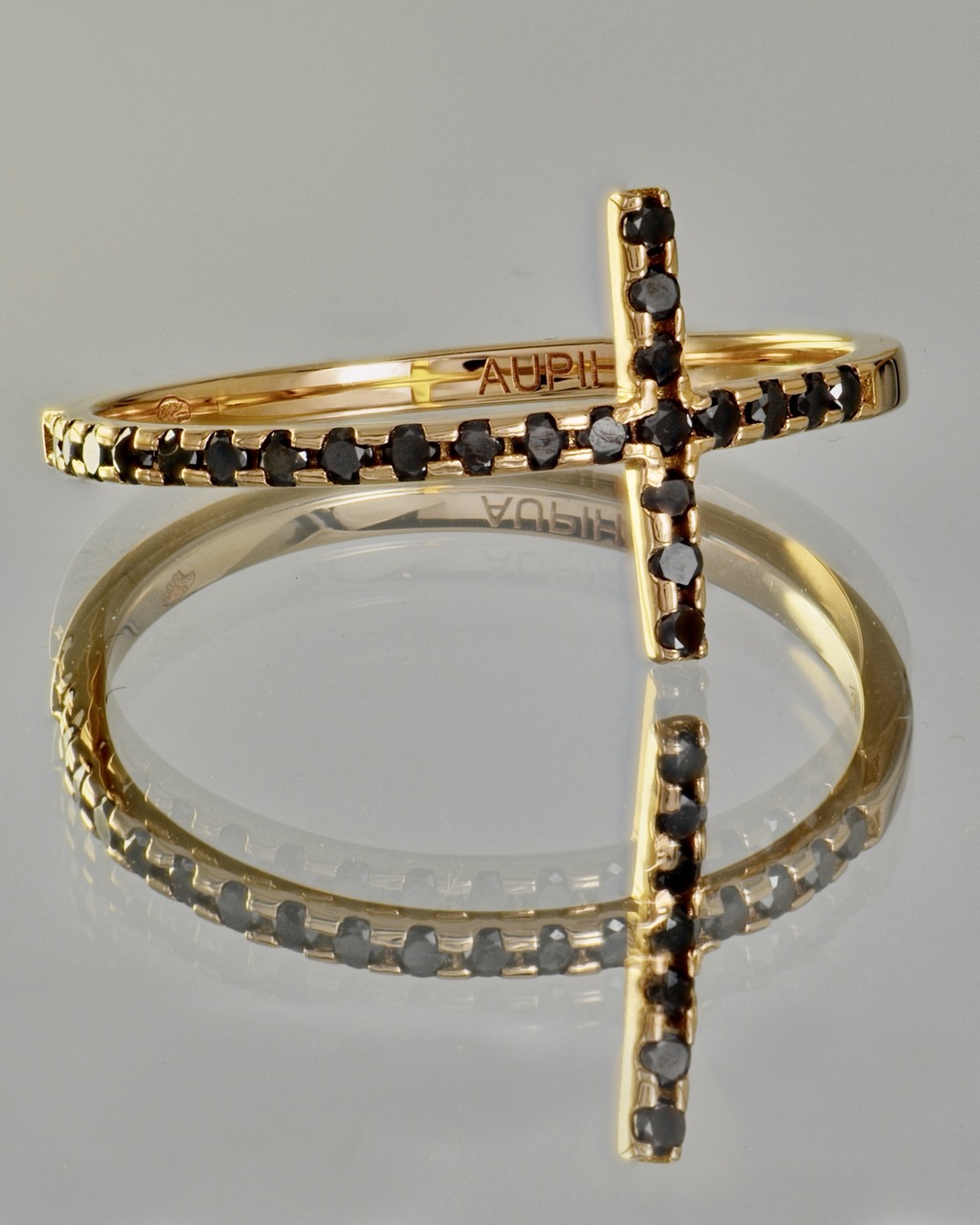 bague-croix-en-or-rose-diamants-noirs-captive-aupiho-joaillerie