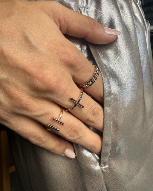 bague-croix-or-rose-diamants-noirs-captive-aupiho-joaillerie bague-croix-or-rose-diamants-noirs-captive-aupiho-joaillerie