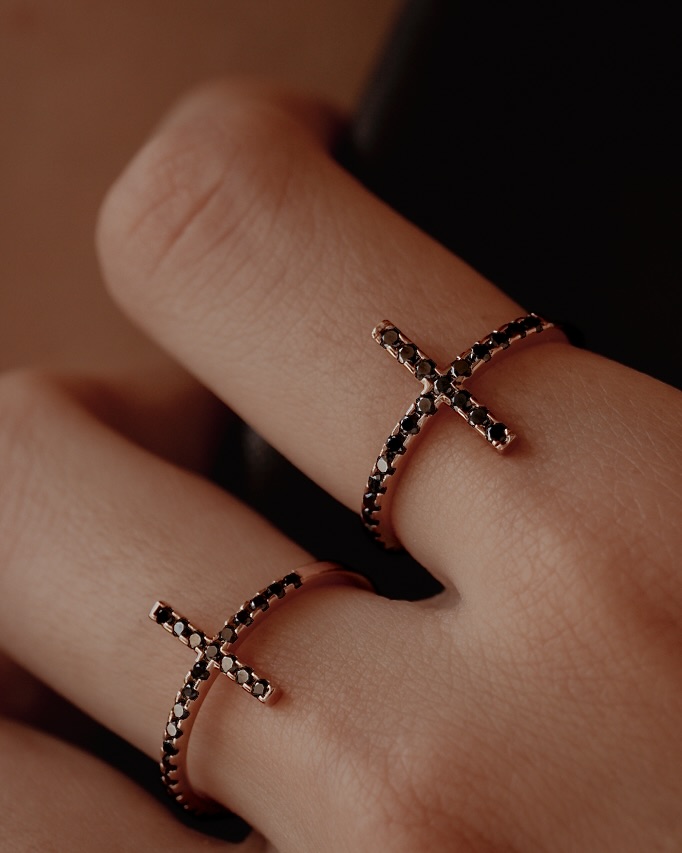 bague-croix-orrose-diamants-noirs-captive-aupiho-joaillerie bague-croix-orrose-diamants-noirs-captive-aupiho-joaillerie