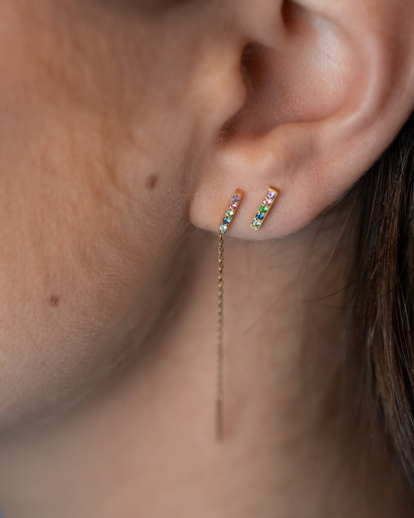 boucle-d'oreille-barrette-arc-en-ciel-pierres-fines-or-jaune-aupiho-joaillerie boucle d'oreille barrette arc en ciel pierres fines or jaune aupiho joaillerie