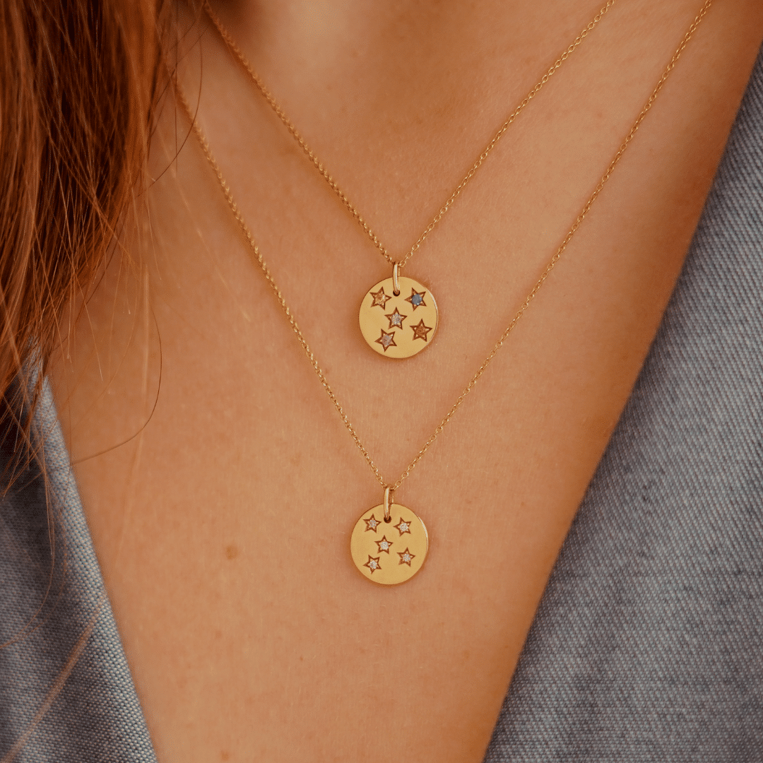 collier médaille étoiles constellation or jaune diamants blancs pierres précieuses saphirs or recyclé 18 carats aupiho joaillerie collier médaille étoiles constellation or jaune diamants blancs pierres précieuses saphirs or recyclé 18 carats aupiho joaillerie