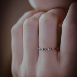 bague-pierres-precieuses-or-jaune-18-carats-arc-en-ciel-aupiho-joaillerie