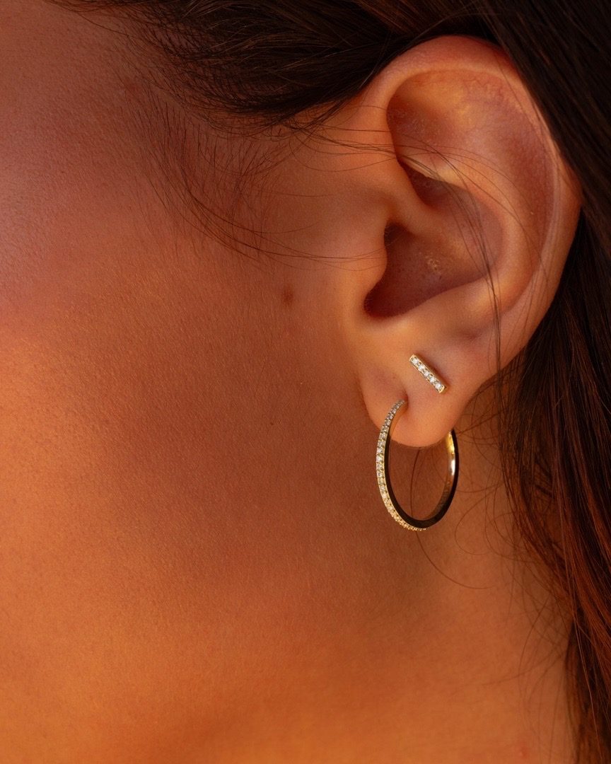 boucle d'oreille barrette creole xl or jaune et diamants blancs or recyclé 18 carats jane aupiho joaillerie boucle d'oreille barrette creole xl or jaune et diamants blancs or recyclé 18 carats jane aupiho joaillerie