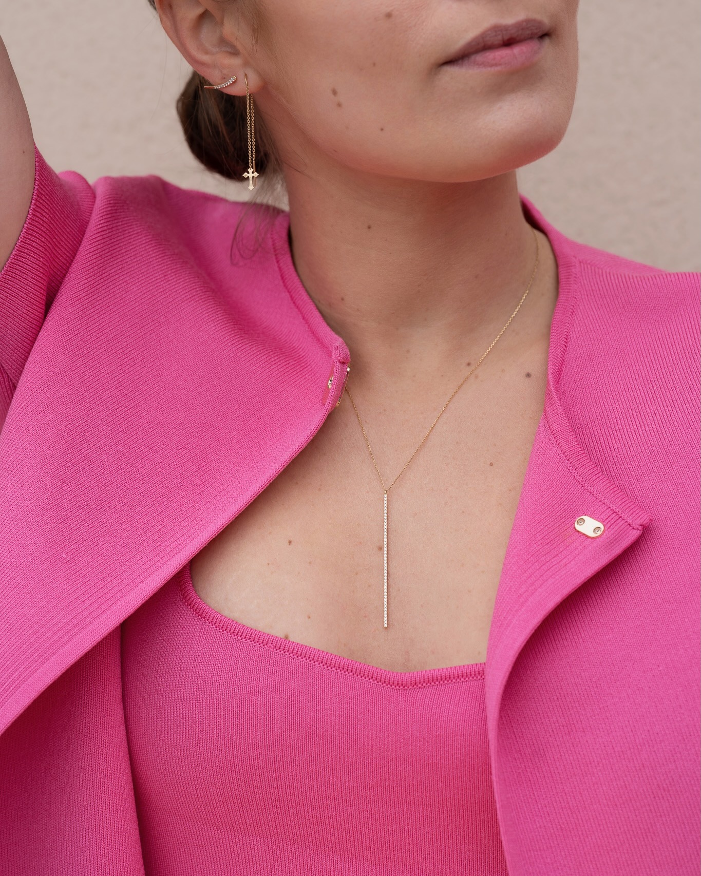 collier-barrette-longue-diamants-totem-aupiho-joaillerie collier barrette longue diamants totem or jaune aupiho joaillerie