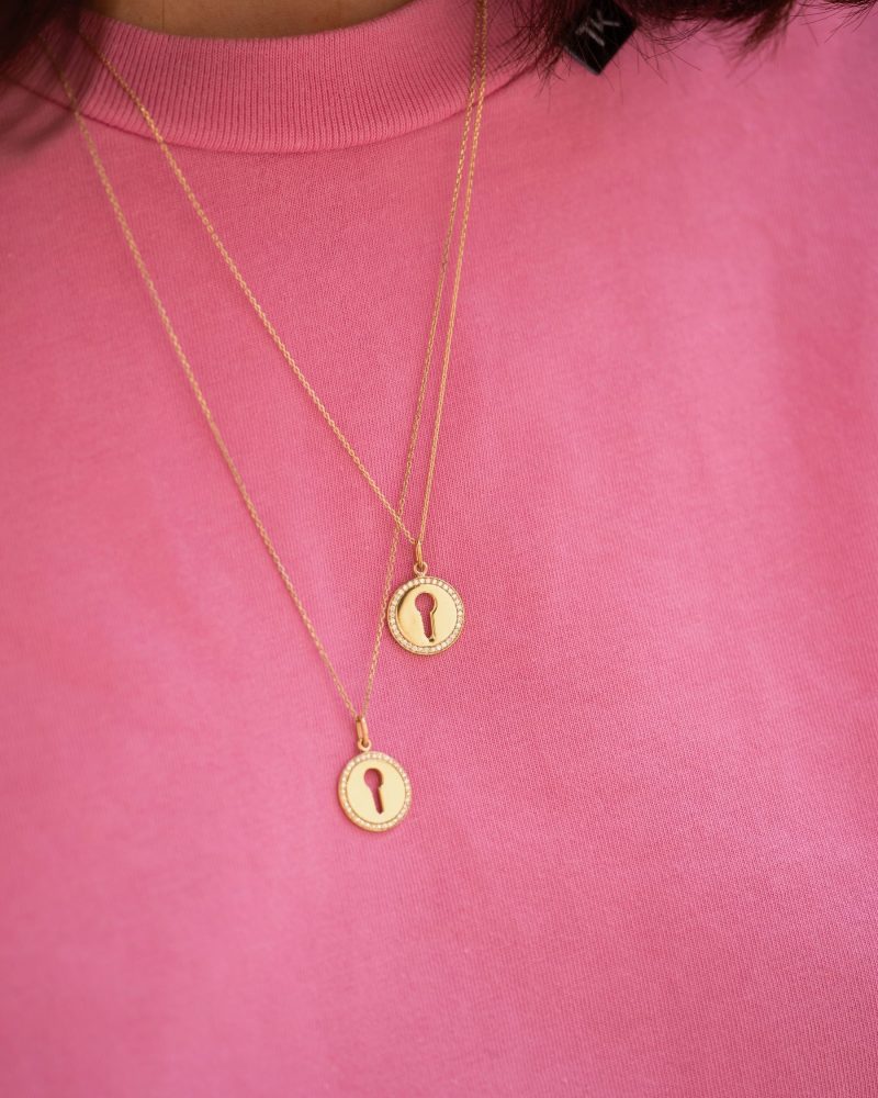 collier medaille clé or jaune et diamants blancs or recyclé 18 carats sesame aupiho joaillerie