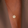 collier médaille clé sésame or jaune 18 carats recyclé contour diamants blancs aupiho joaillerie