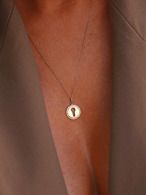 collier médaille clé or jaune et diamants blancs or recyclé 18 carats aupiho joaillerie sésame
