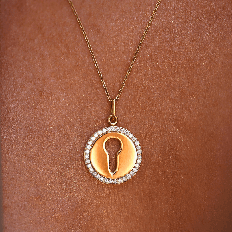 collier médaille clé or jaune et diamants blancs or recyclé 18 carats aupiho joaillerie sésame