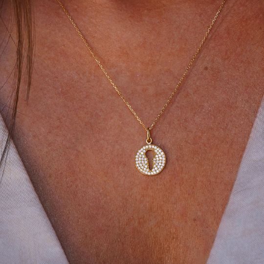 collier médaille clé or jaune et diamants blancs or recyclé 18 carats aupiho joaillerie sésame