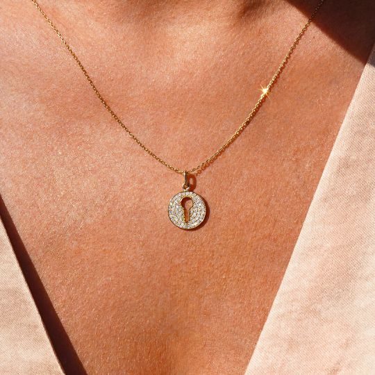collier médaille clé or jaune et diamants blancs or recyclé 18 carats aupiho joaillerie sésame