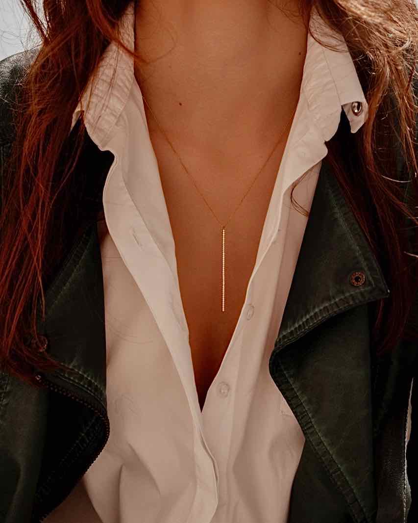 collier-totem-barrette-diamants-orjaune-aupiho-joaillerie collier barrette totem chaîne fine barrette longue diamants blancs or jaune 18 carats