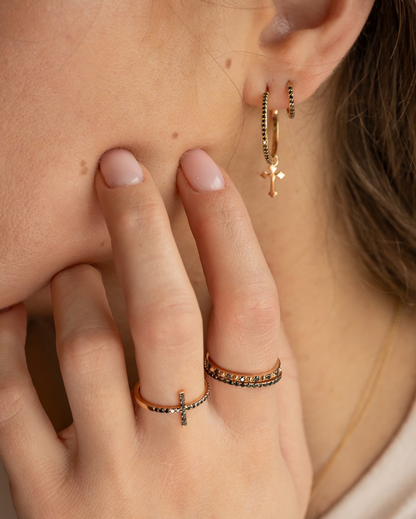 créole-diamants-noirs-20-mm-divine-or-jaune-aupiho-joaillerie créole diamants noirs 20 mm divine or jaune aupiho joaillerie