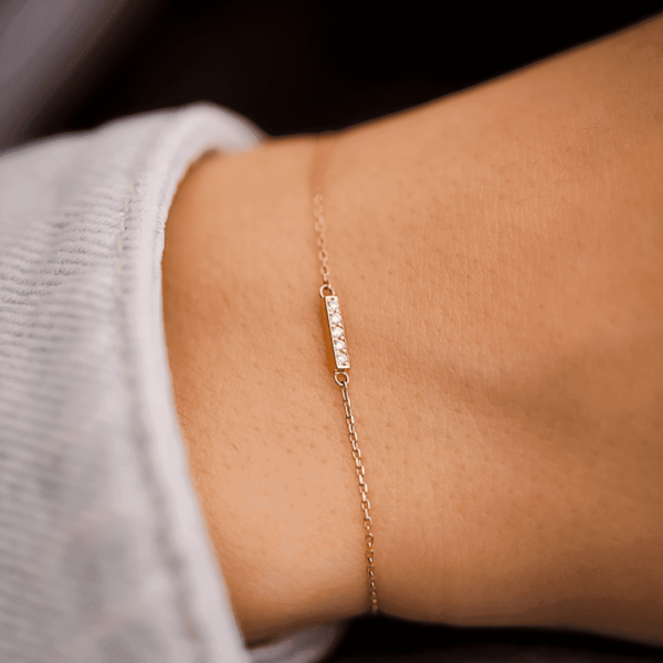 bracelet chaîne fine pendentif barrette sertie diamants blancs or jaune 18 carats recyclé aupiho joaillerie