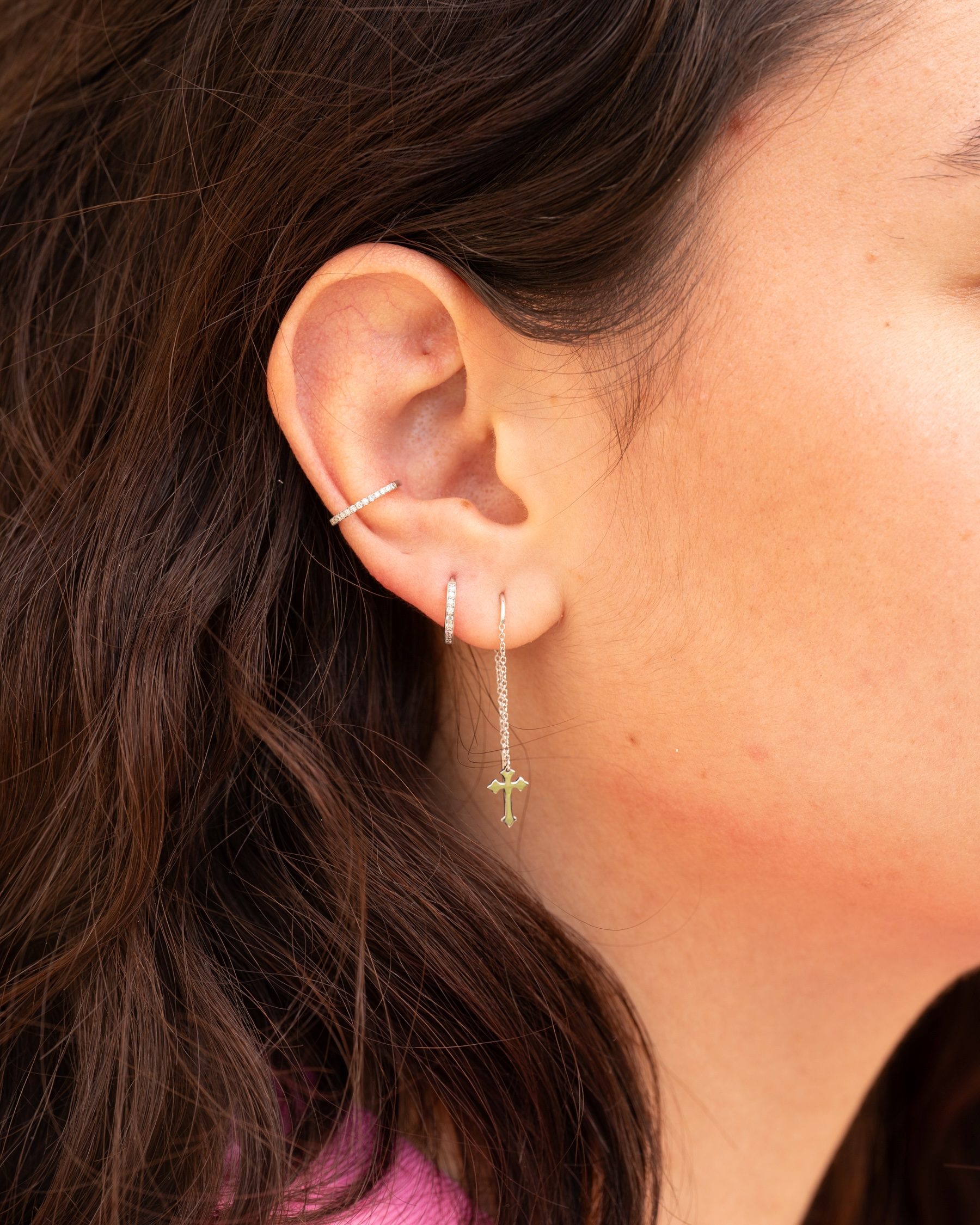 boucle d'oreille croix earcuff chaine or jaune et diamants blancs or recyclé 18 carats aupiho joaillerie