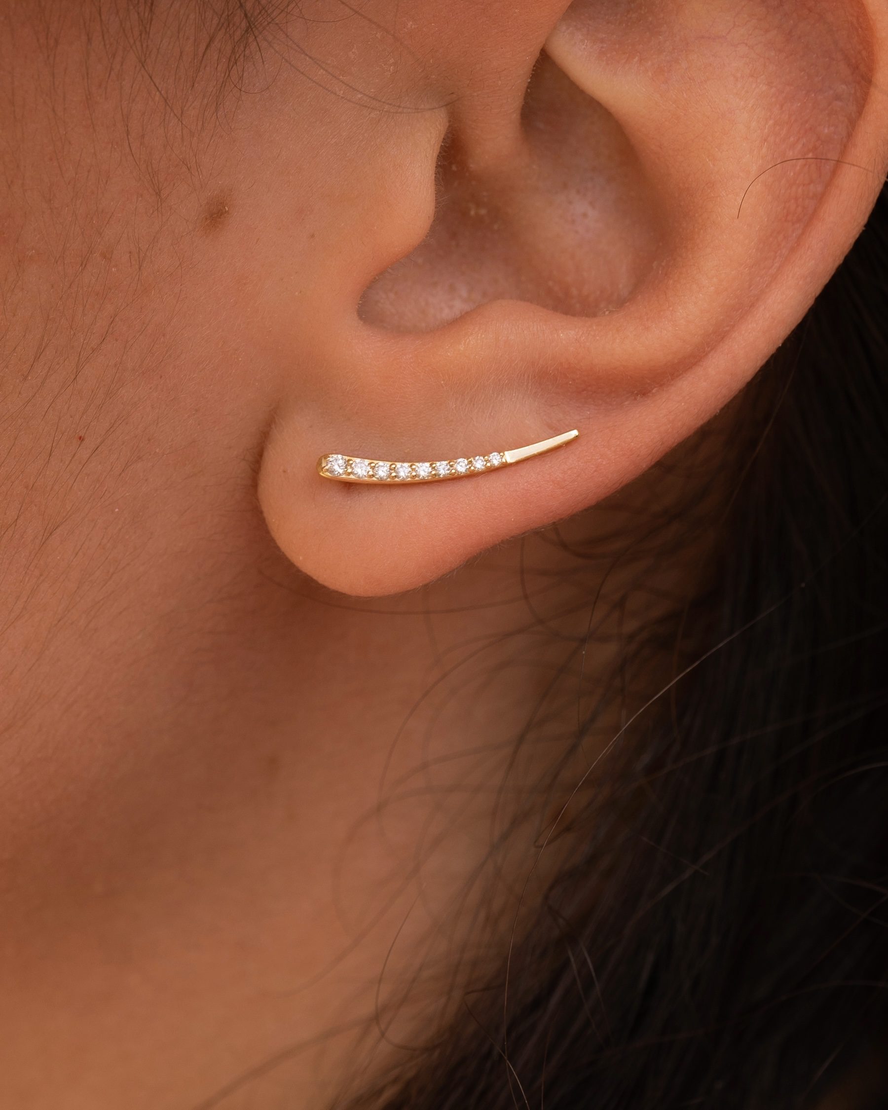 boucle d'oreille grimpante or jaune et diamants blancs or recyclé 18 carats stella aupiho joaillerie boucle d'oreille grimpante or jaune et diamants blancs or recyclé 18 carats stella aupiho joaillerie