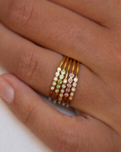 Pierres de naissance : guide complet par mois bague-fine-or-diamants-blancs-saphirs-roses-tsavorites-inès-aupiho-joaillerie