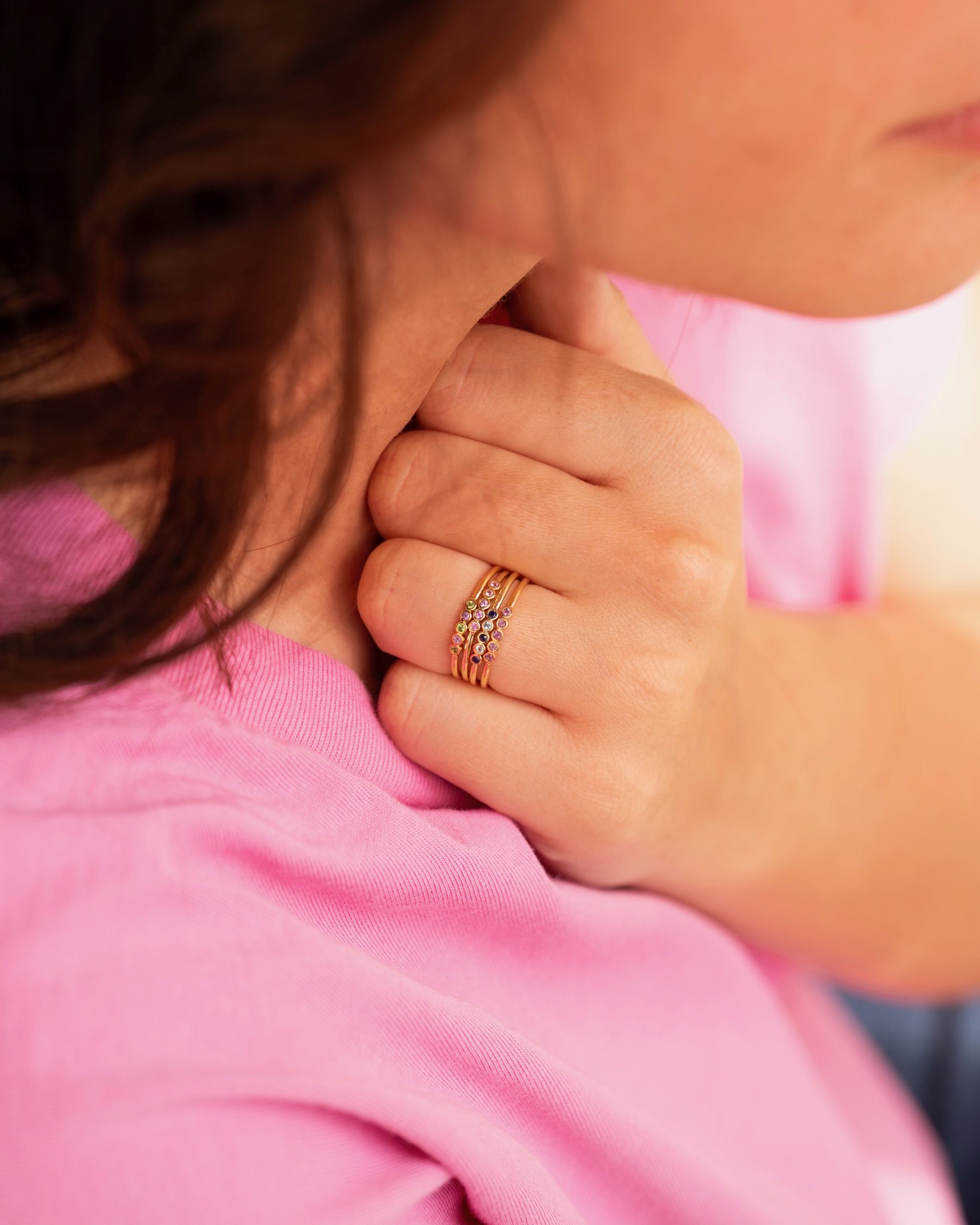bague fine or jaune diamants blancs et saphirs tsavorite verte or recyclé 18 carats inès aupiho joaillerie bague fine or jaune diamants blancs et saphirs tsavorite verte or recyclé 18 carats inès aupiho joaillerie