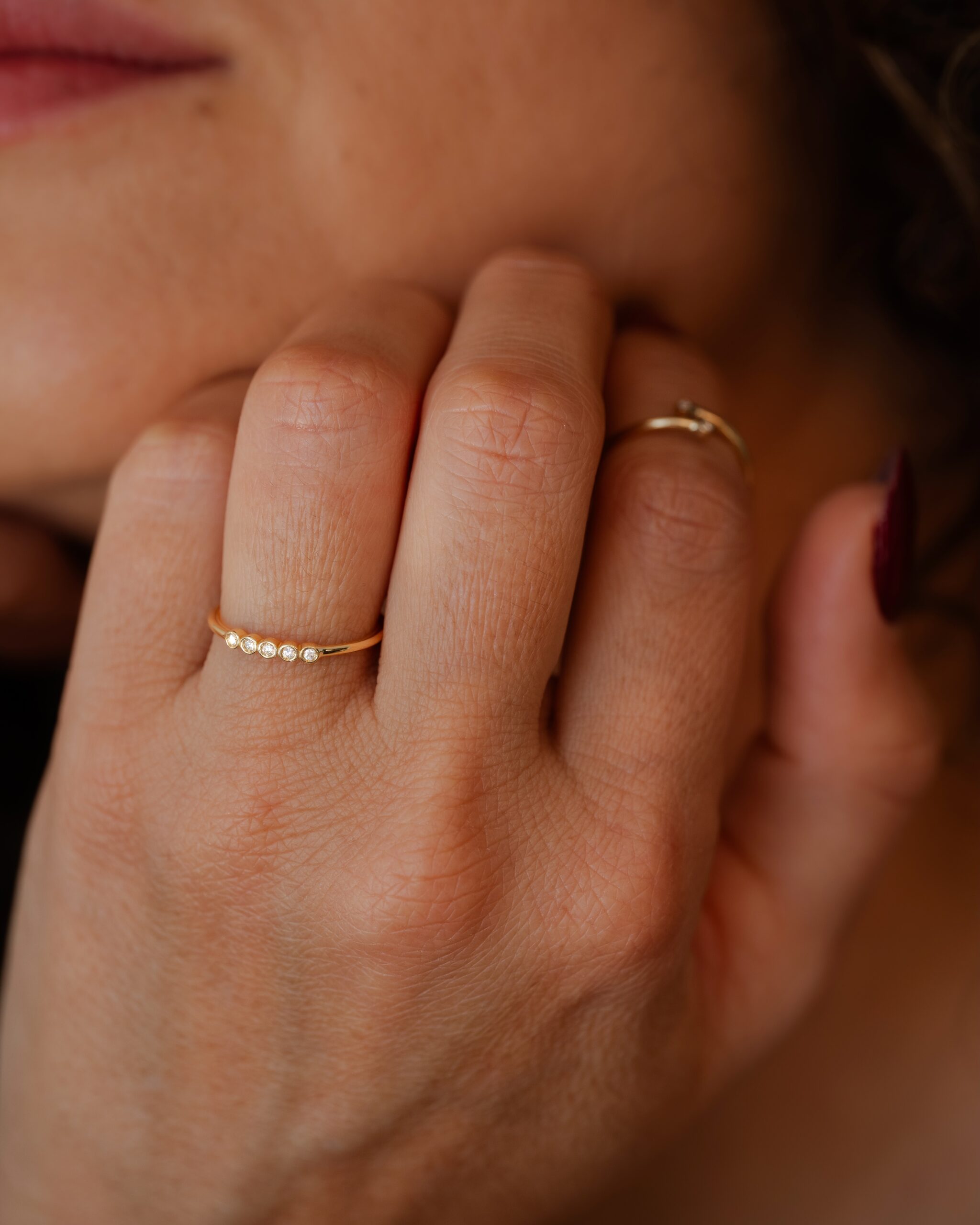 bague fine or jaune diamants blancs or recyclé 18 carats inès aupiho joaillerie bague fine or jaune diamants blancs or recyclé 18 carats inès aupiho joaillerie