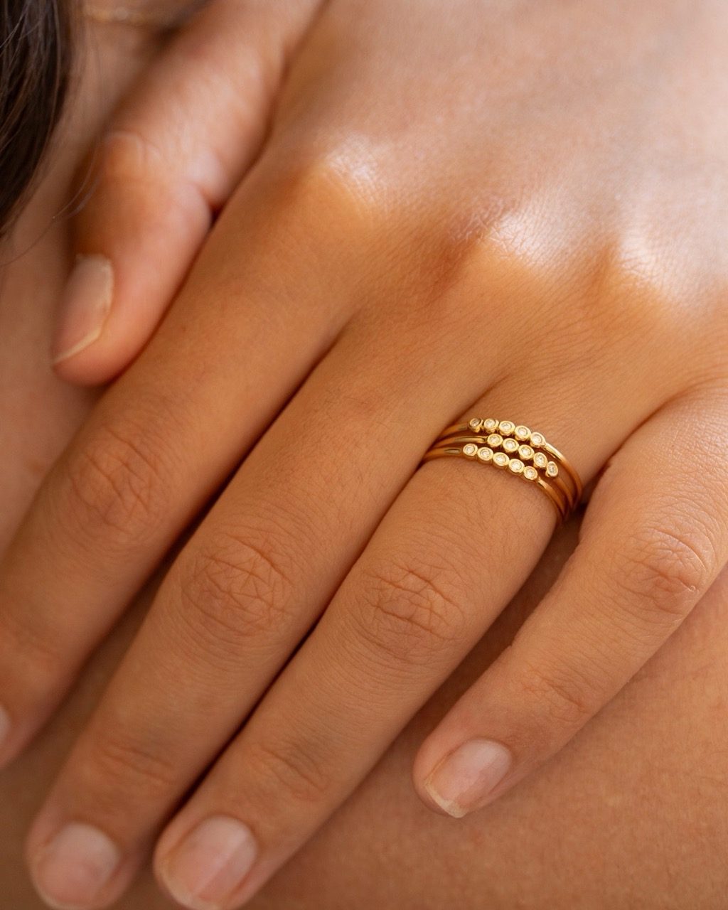 bague fine or jaune et diamants blancs or recyclé 18 carats inès aupiho joaillerie bague fine or jaune et diamants blancs or recyclé 18 carats inès aupiho joaillerie