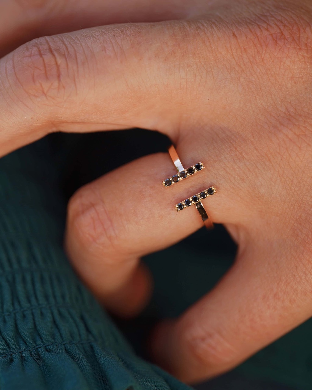 bague-diamants-noirs-or-rose-barrettes-tandem-aupiho-joaillerie bague-diamants-noirs-or-rose-barrettes-tandem-aupiho-joaillerie