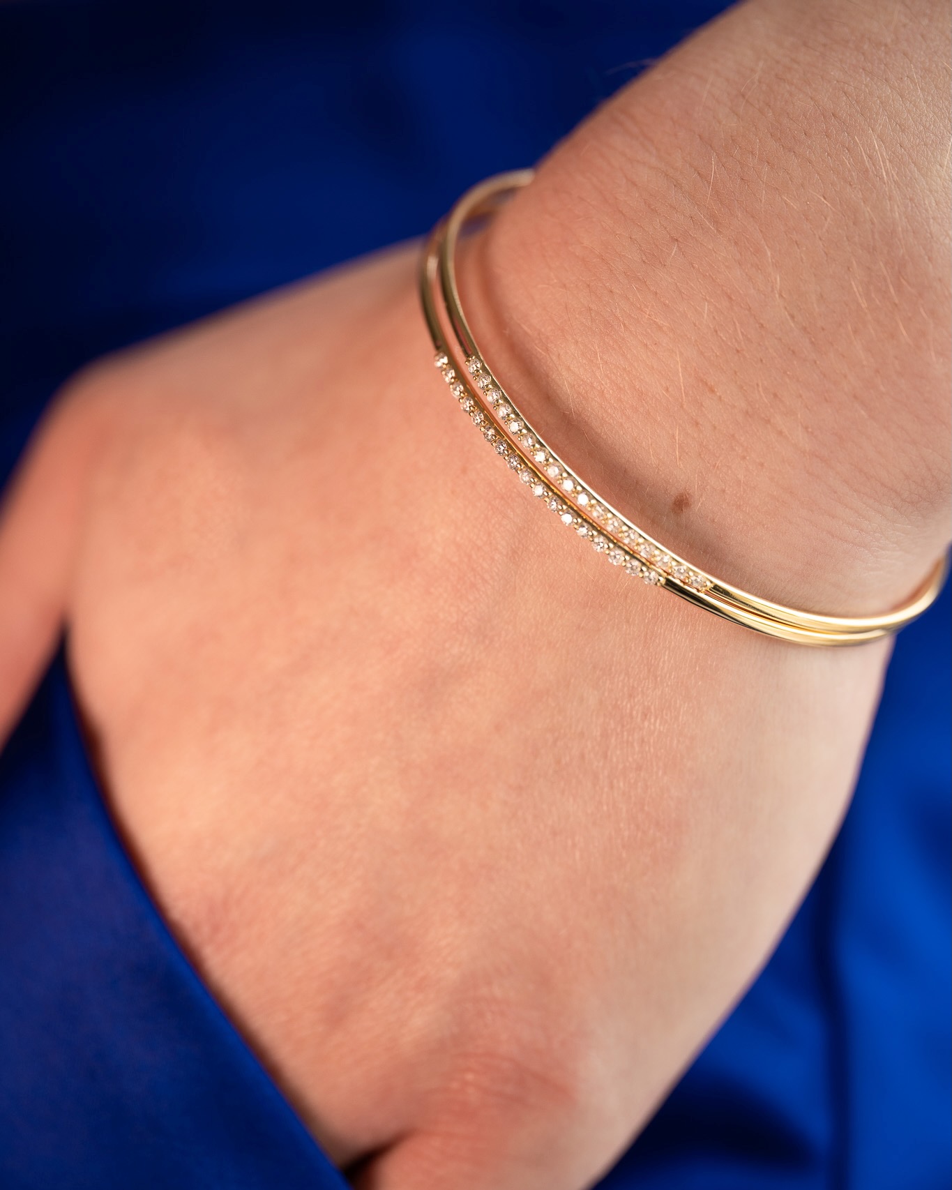 bracelet-jonc-diamants-or--aupiho-joaillerie bracelet jonc or et diamants aupiho joaillerie