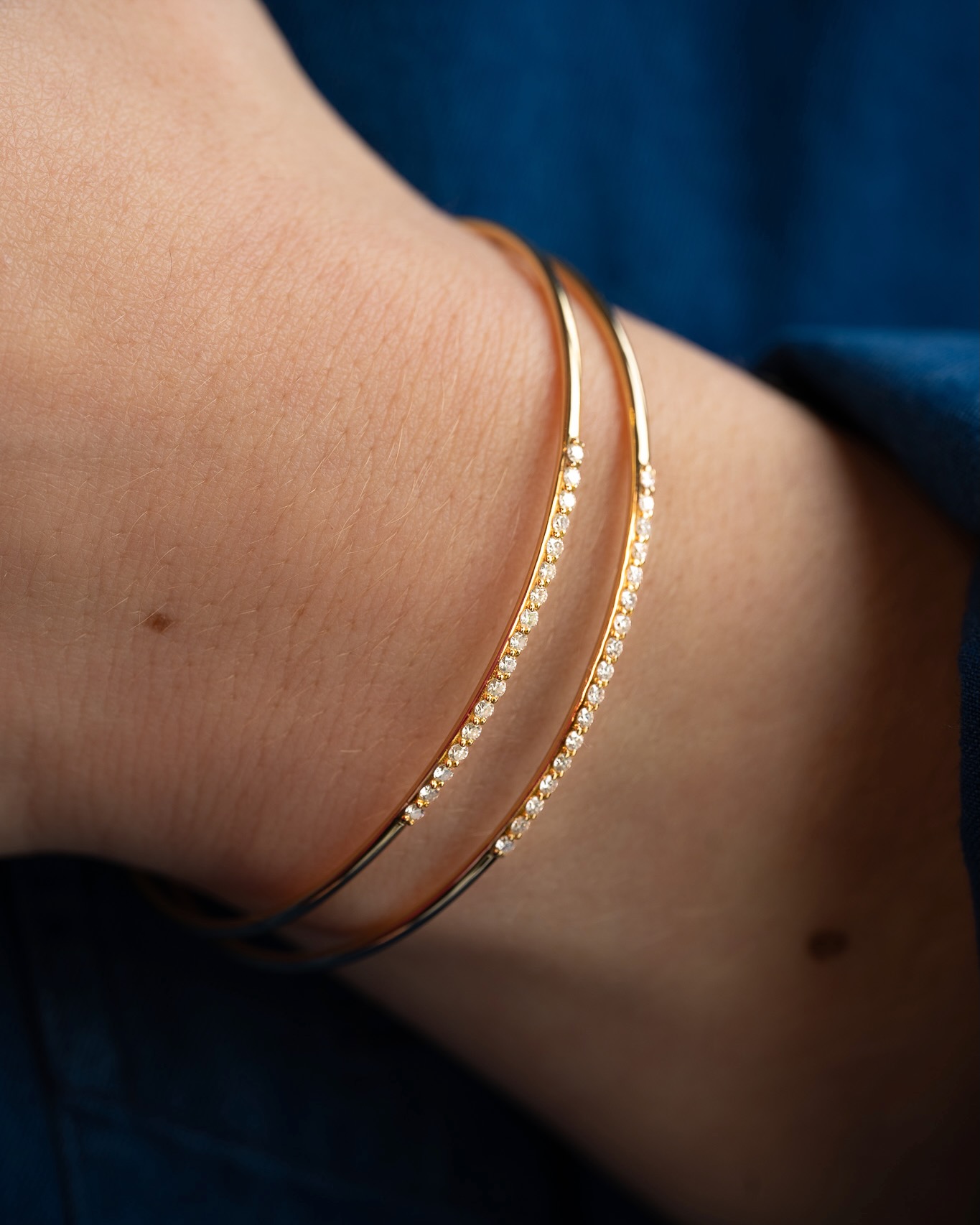 bracelet-jonc-diamants-or-jaune-aupiho-joaillerie bracelet jonc or et diamants aupiho joaillerie