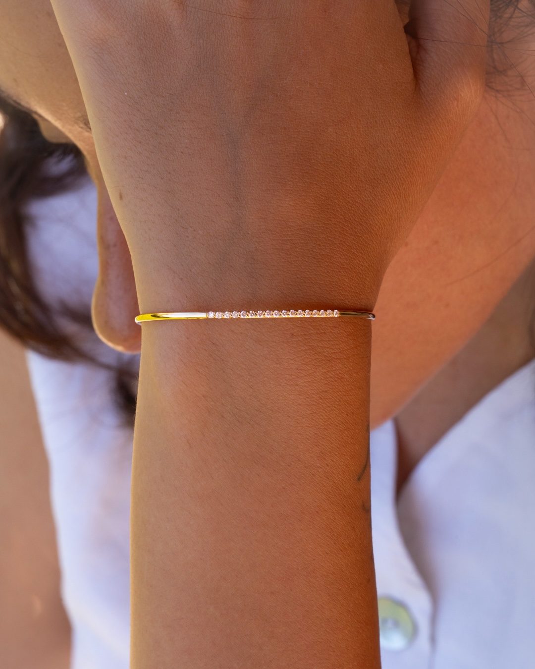 bracelet jonc or jaune et diamants blancs or recyclé 18 carats glam aupiho joaillerie bracelet jonc or jaune et diamants blancs or recyclé 18 carats glam aupiho joaillerie