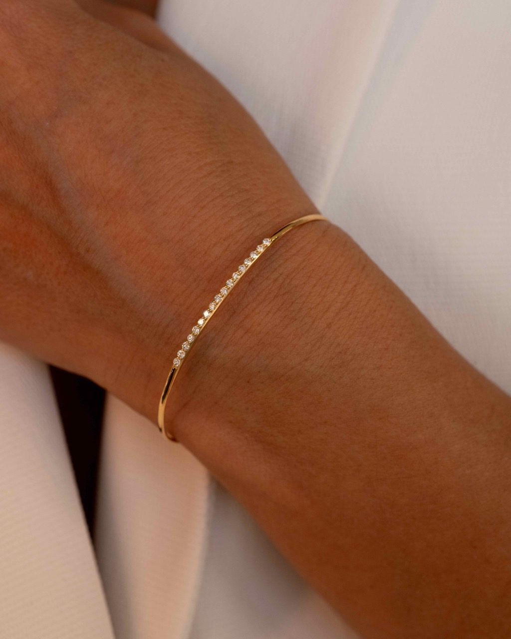bracelet-jonc-orjaune-18k-diamants-aupiho-joaillerie.jpeg 2 jonc glam diamants or jaune 18 carats recyclé aupiho joaillerie
