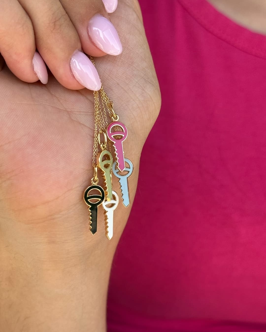 pendentif-clé-en-or-jaune-laqué-couleurs-sésame-colors-aupiho-joaillerie