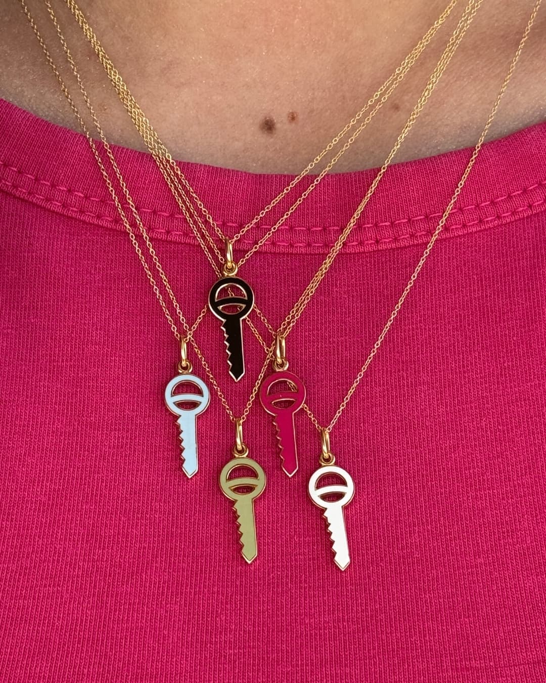 pendentif-or-jaune-18-carats-laqué-couleurs-clé-sésame-colors-aupiho-joaillerie