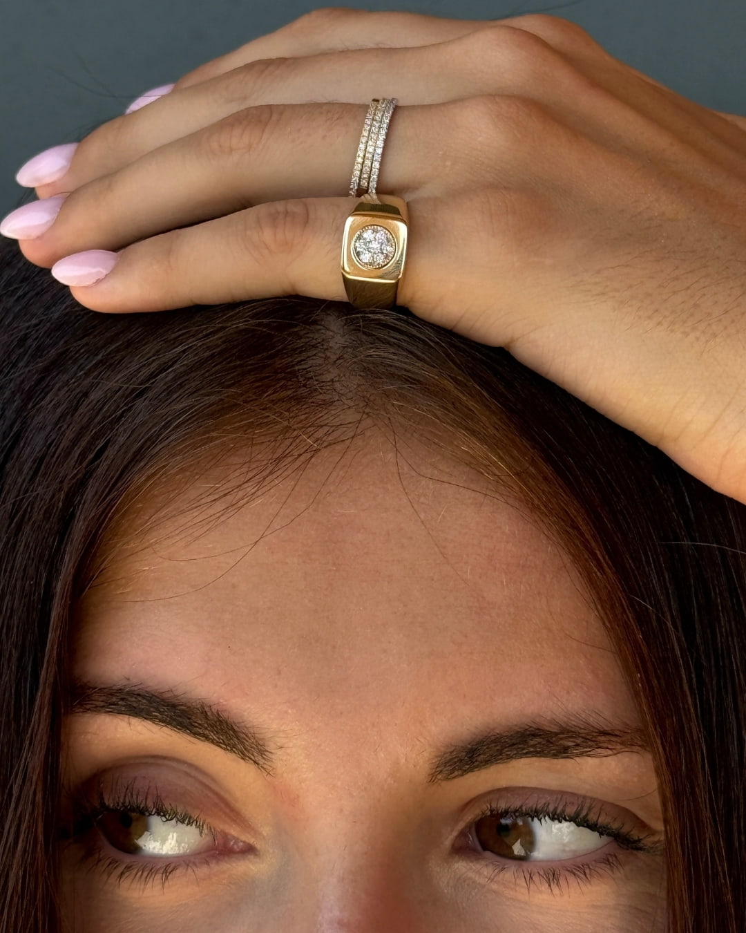 bague-chevalière-or-jaune-et-diamants-nika-aupiho-joaillerie