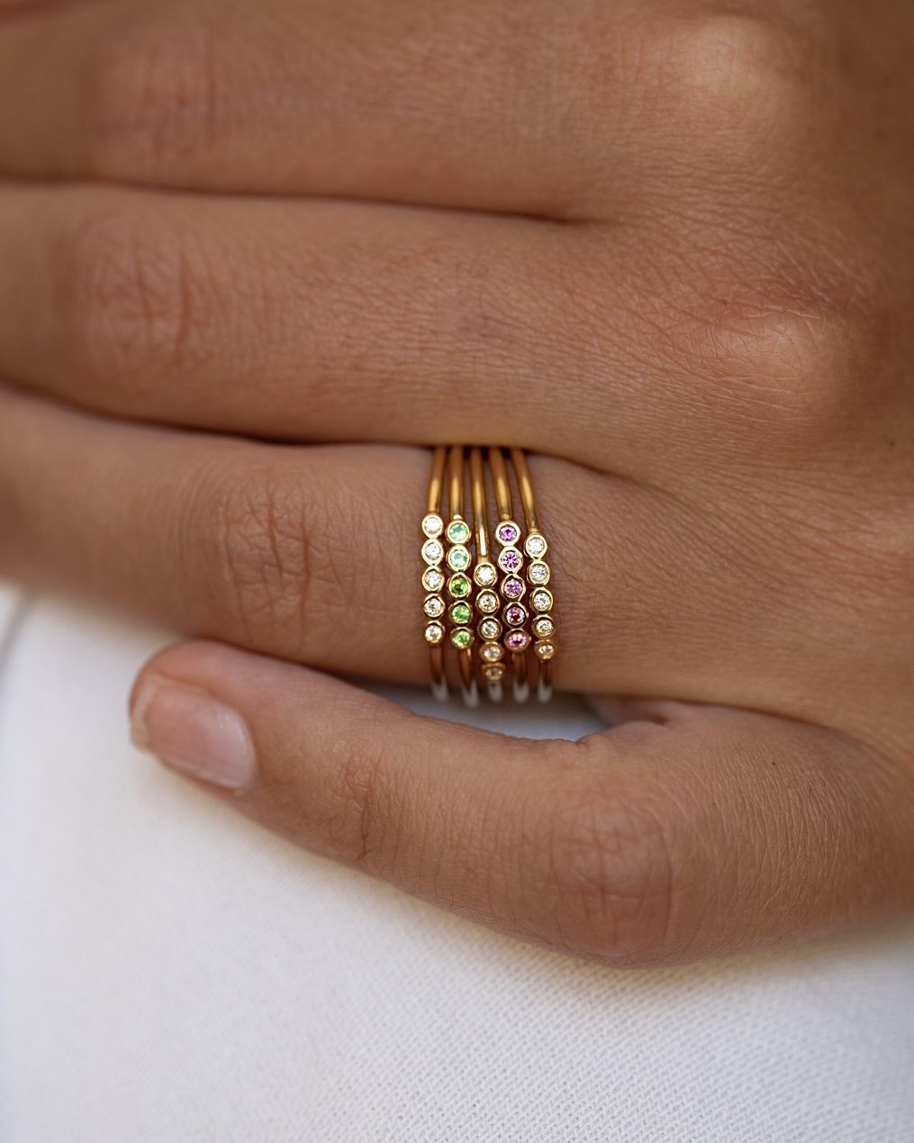 bague fine or jaune diamants blancs et saphirs tsavorite verte or recyclé 18 carats inès aupiho joaillerie