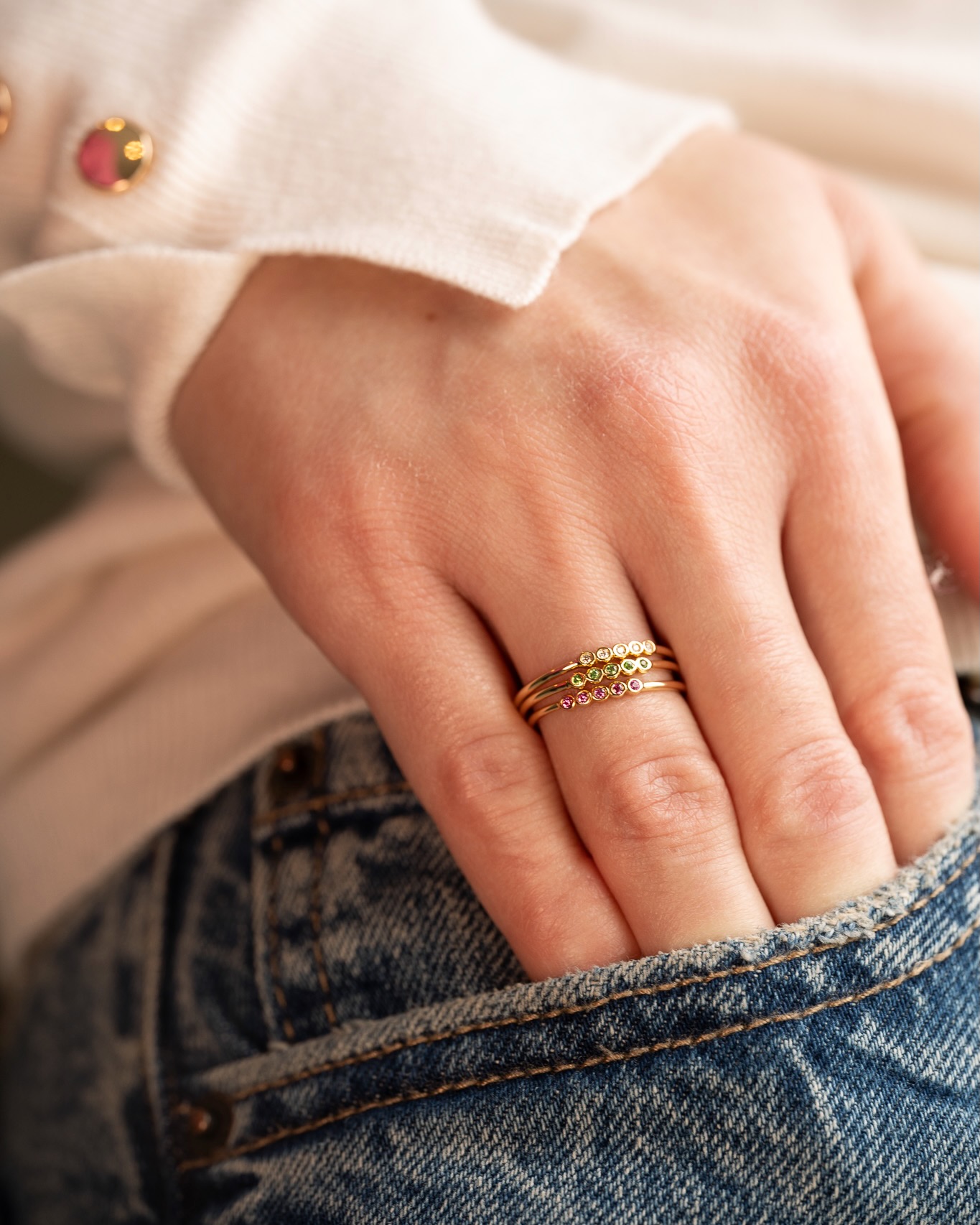 bague-fine-or-et-saphirs-roses-aupiho-jaoillerie bague fine or et saphirs roses aupiho joaillerie