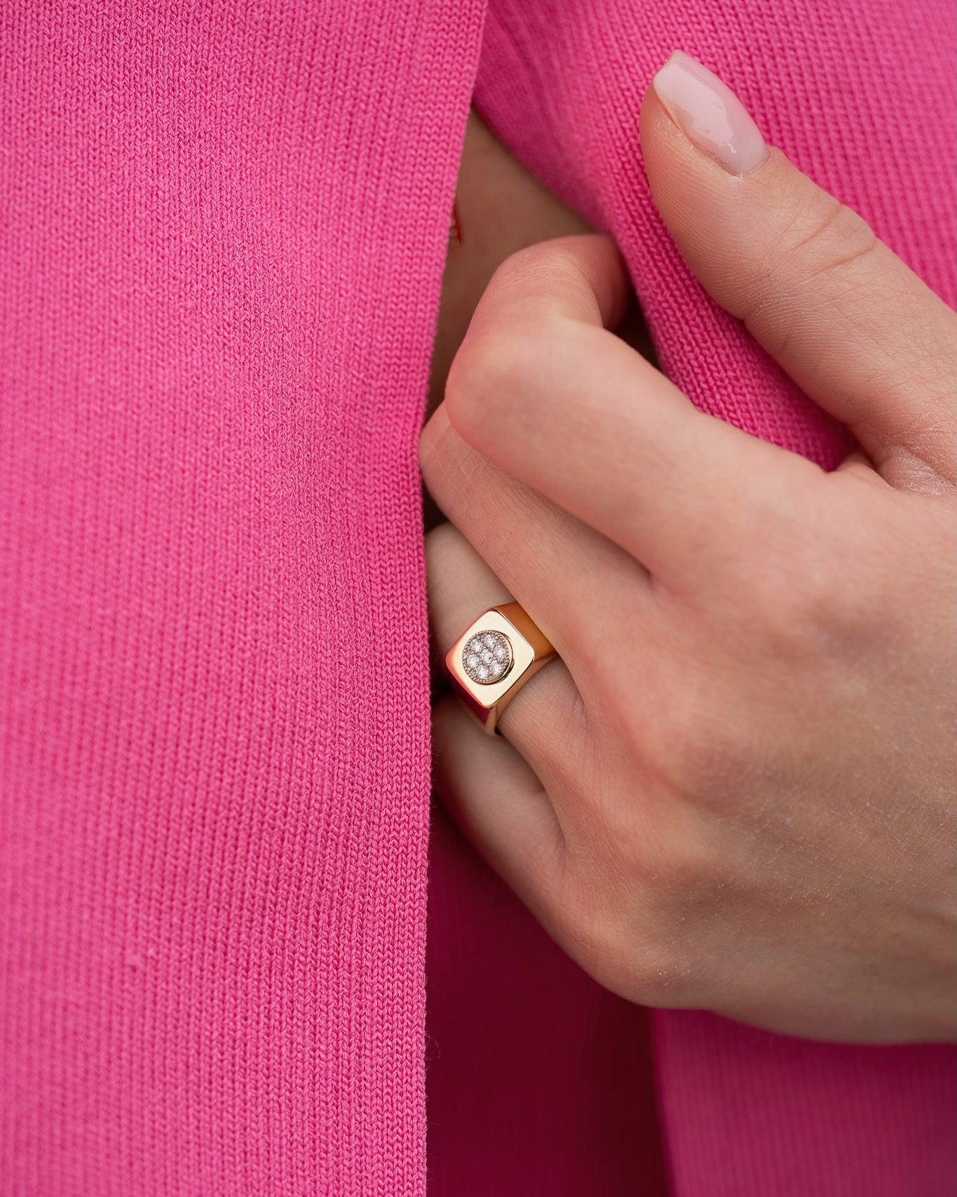 chevalière-or-et-diamants-nika-or-jaune-aupiho-joaillerie chevalière-or-et-diamants-nika-or-jaune-aupiho-joaillerie