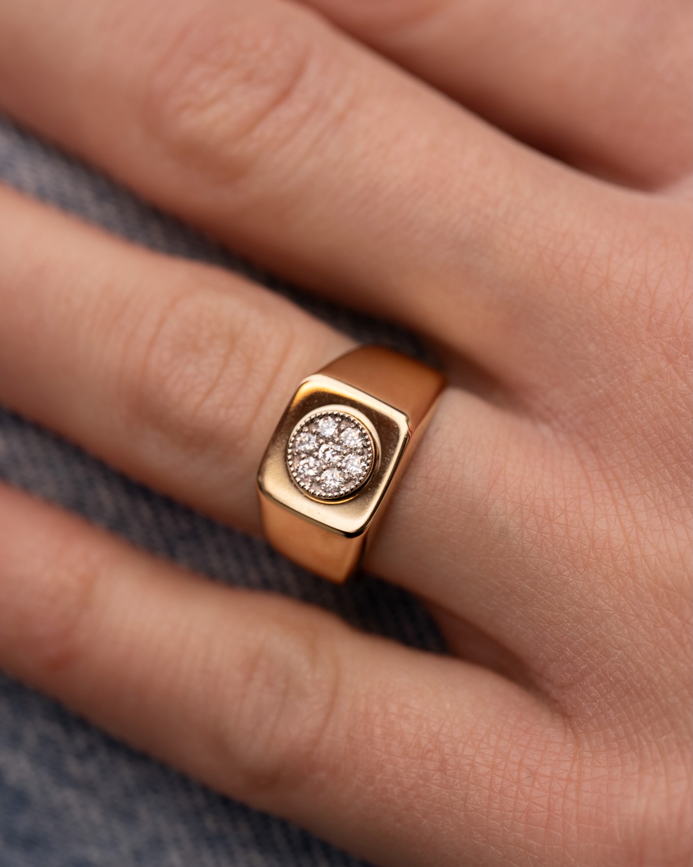 chevalière-or-et-diamants-nika-or-jaune-diamants-blancs-aupiho-joaillerie chevalière or et diamants nika or jaune diamants blancs aupiho joaillerie