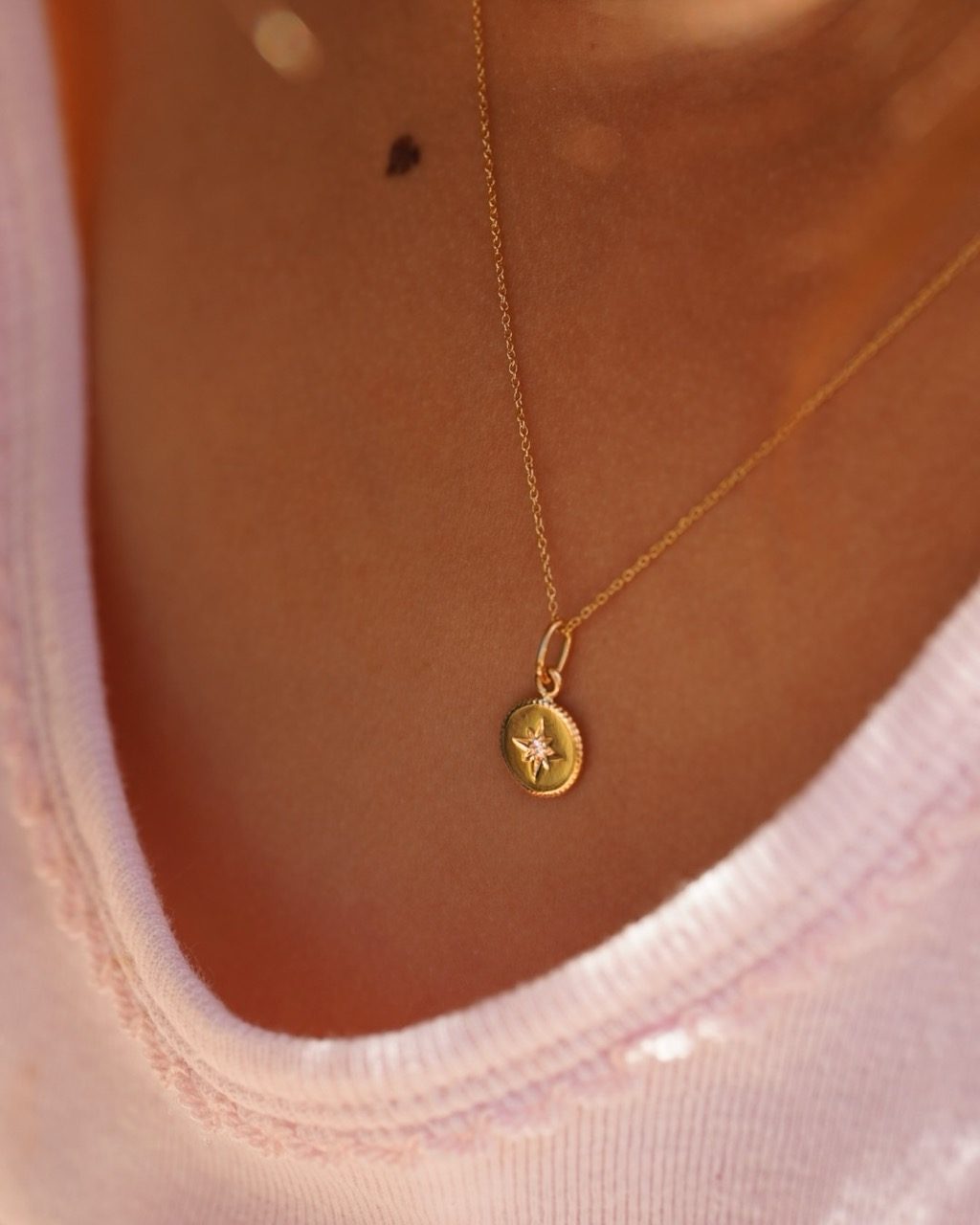 pendentif médaille étoile or jaune diamant blanc aupiho joaillerie pendentif médaille étoile or jaune diamant blanc aupiho joaillerie