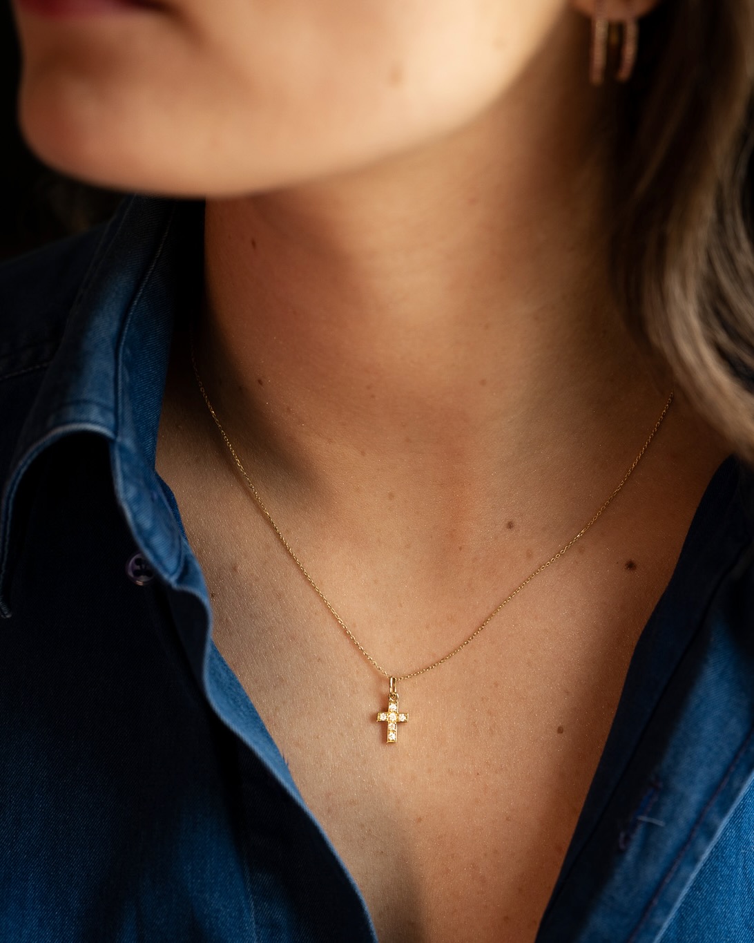 collier-croix-diamants-or-jaune-aupiho-joaillerie collier croix or et diamants aupiho joaillerie