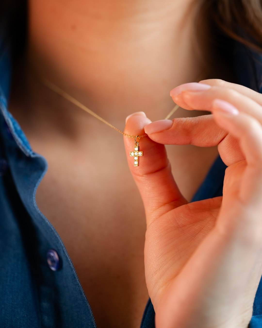 collier-croix-en-or-18-carats-et-diamants-eugénie-aupiho-joaillerie