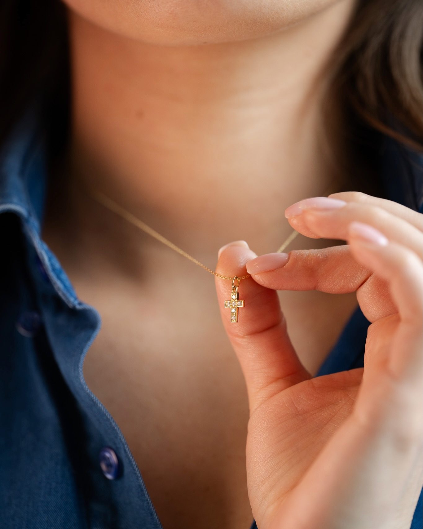 collier-croix-or-et-diamants-or-jaune-aupiho-joaillerie collier croix or et diamants or jaune aupiho joaillerie