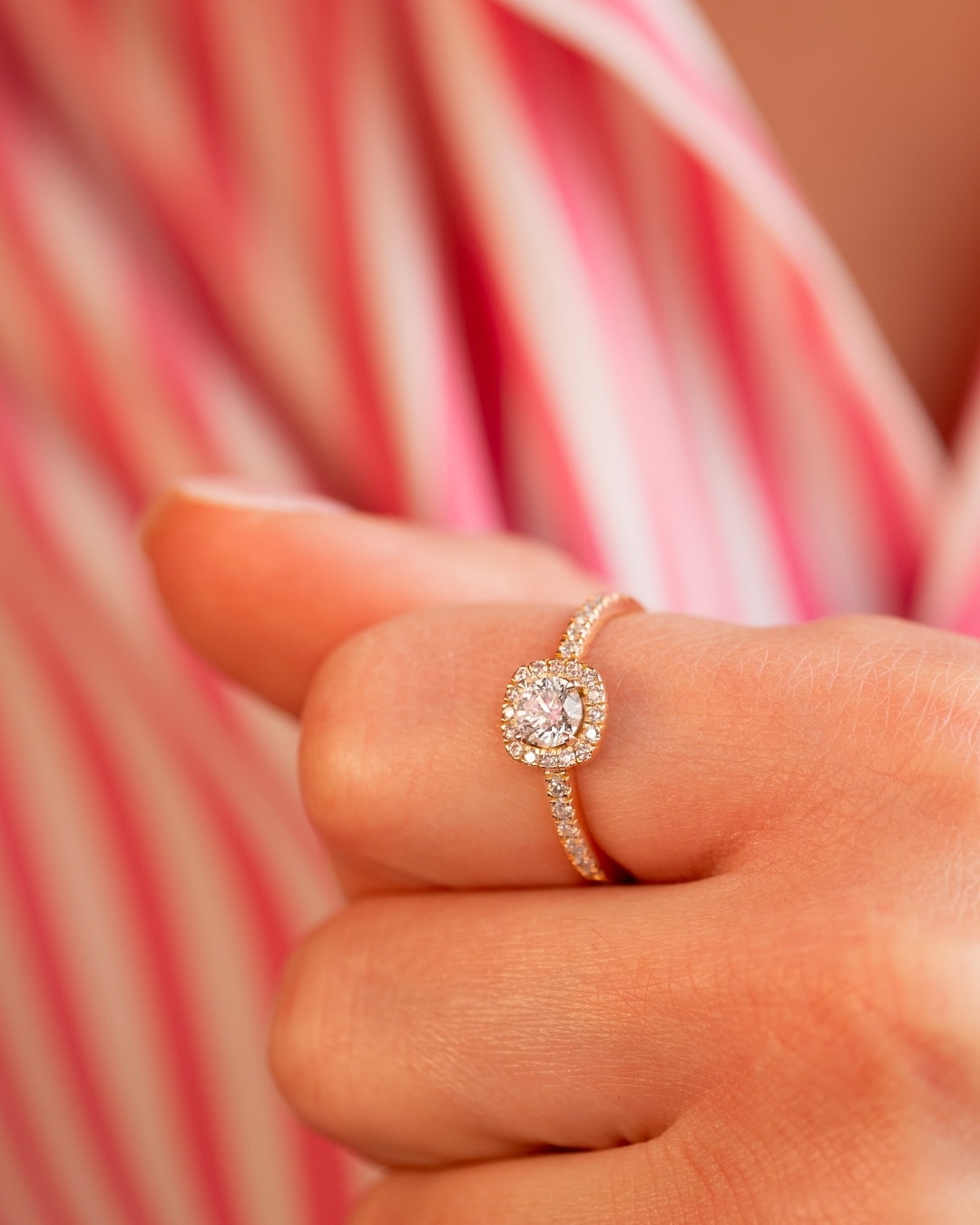 bague-fiançailles-solitaire-diamant-pavé-or-18-carats-eden-aupiho-joaillerie