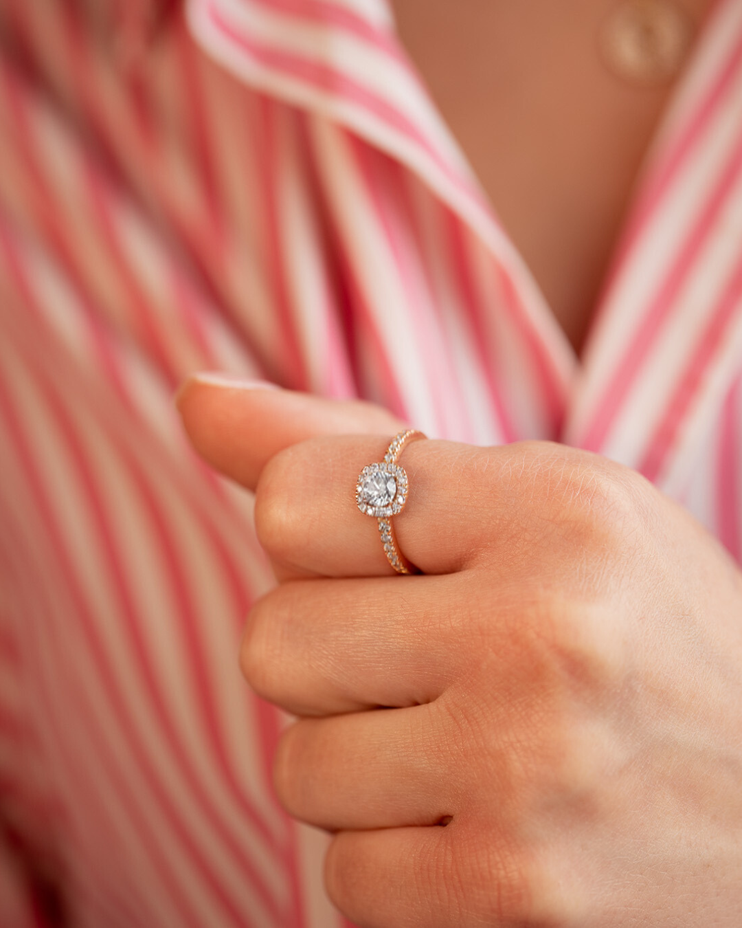 bague-solitaire-diamant-entouragediamants-orrecycle-aupiho-fiancailles