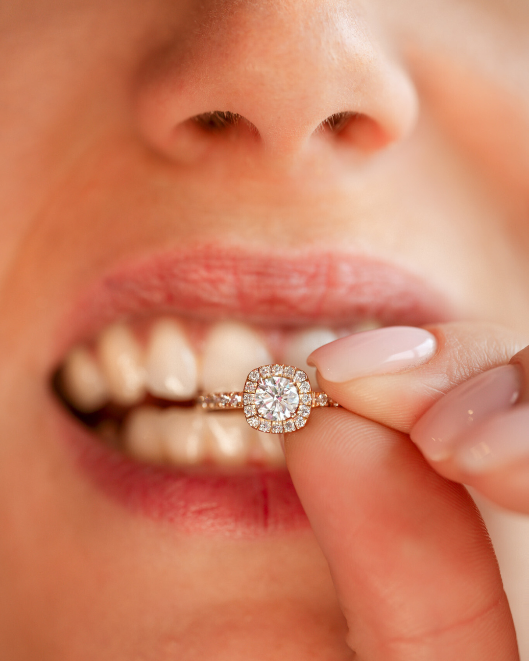 bague-solitaire-diamant-entouragediamants-orrecycle-aupiho-fiancailles