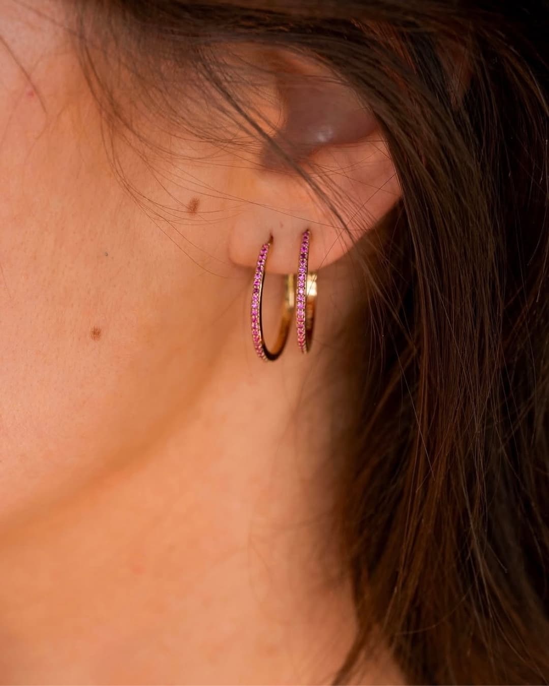 créole-en-or-et-saphirs-roses-15-mm-divine-aupiho-joaillerie créole-en-or-et-saphirs-roses-15-mm-divine-aupiho-joaillerie