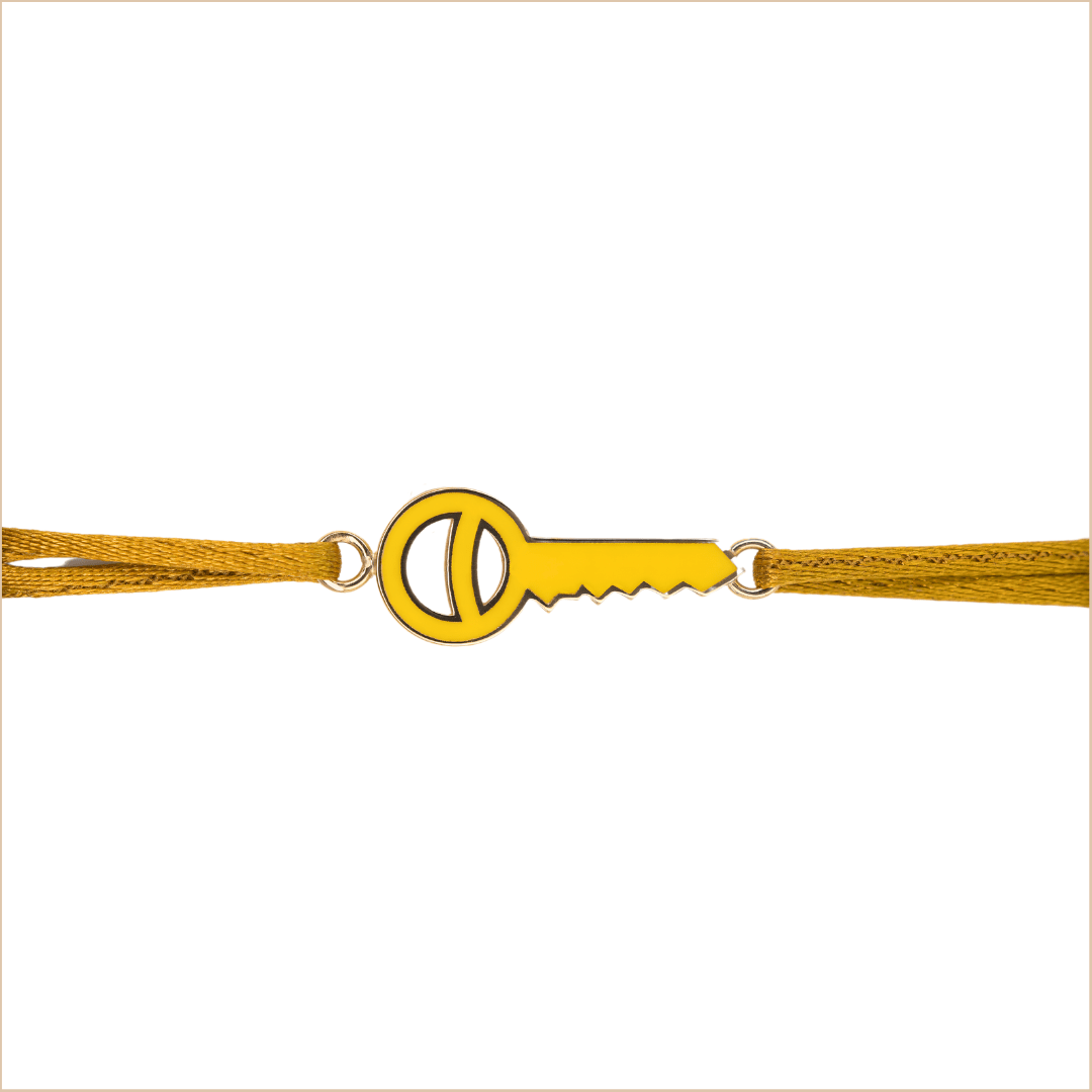 bracelet-cordon-clé-or-jaune-laque-jaune-colors-aupiho-joaillerie bracelet cordon clé laque jaune or jaune colors aupiho joaillerie
