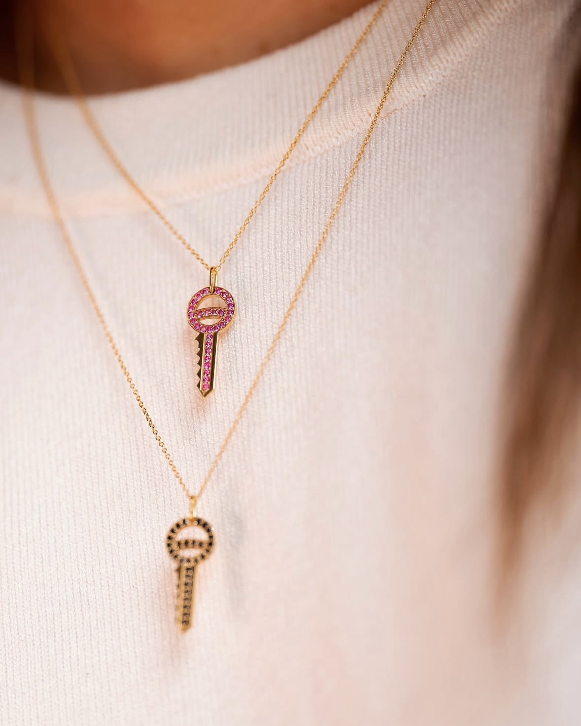 Collier-clé-orjaune-saphirs-roses-sésame-aupiho-joaillerie