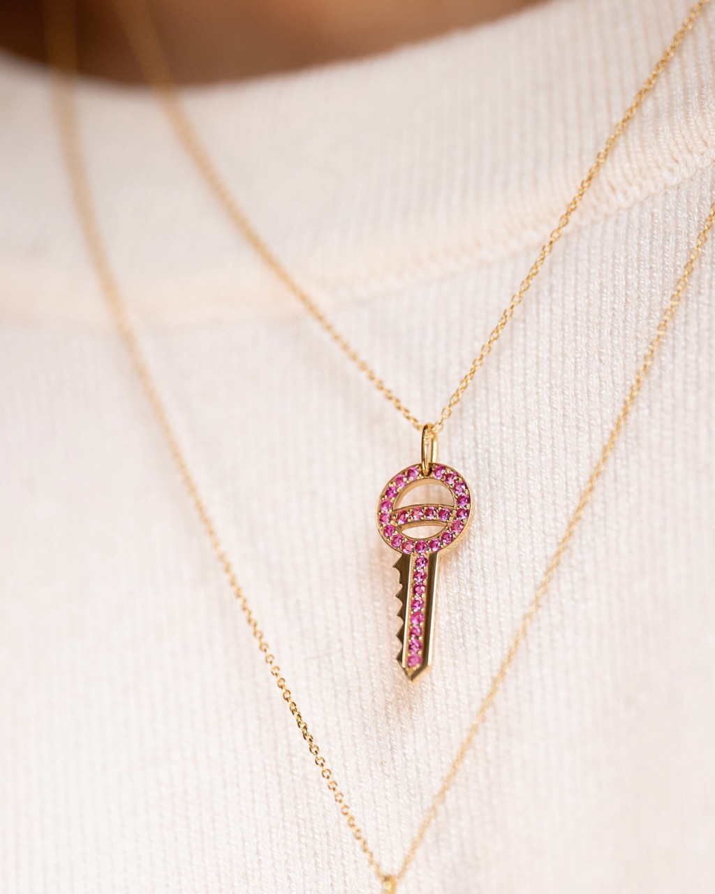 collier-clé-saphirs-roses-orjaune-sésame-aupiho-joaillerie