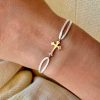 bracelet-cordon-croix-or-jaune-illusion-aupiho-joaillerie