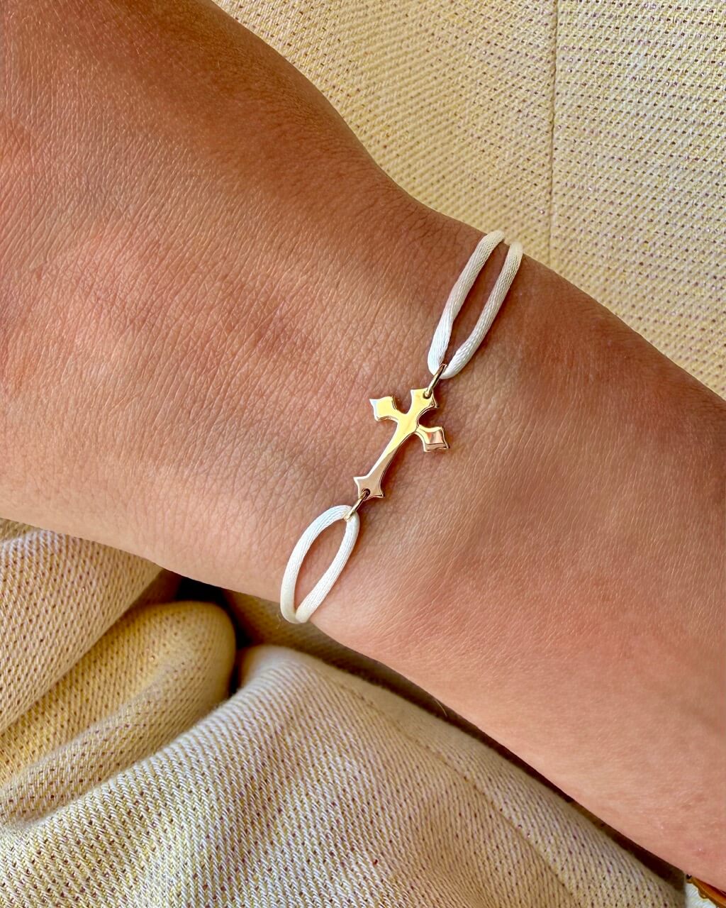 bracelet-cordon-croix-or-jaune-illusion-aupiho-joaillerie