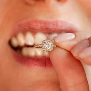 à quel doigt porter une bague de fiançailles
