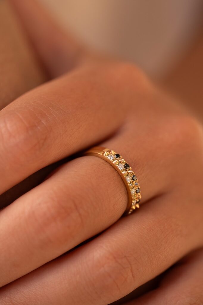 Comment-choisir-sa-taille-de-bague-le-guide-complet-aupiho-joaillerie